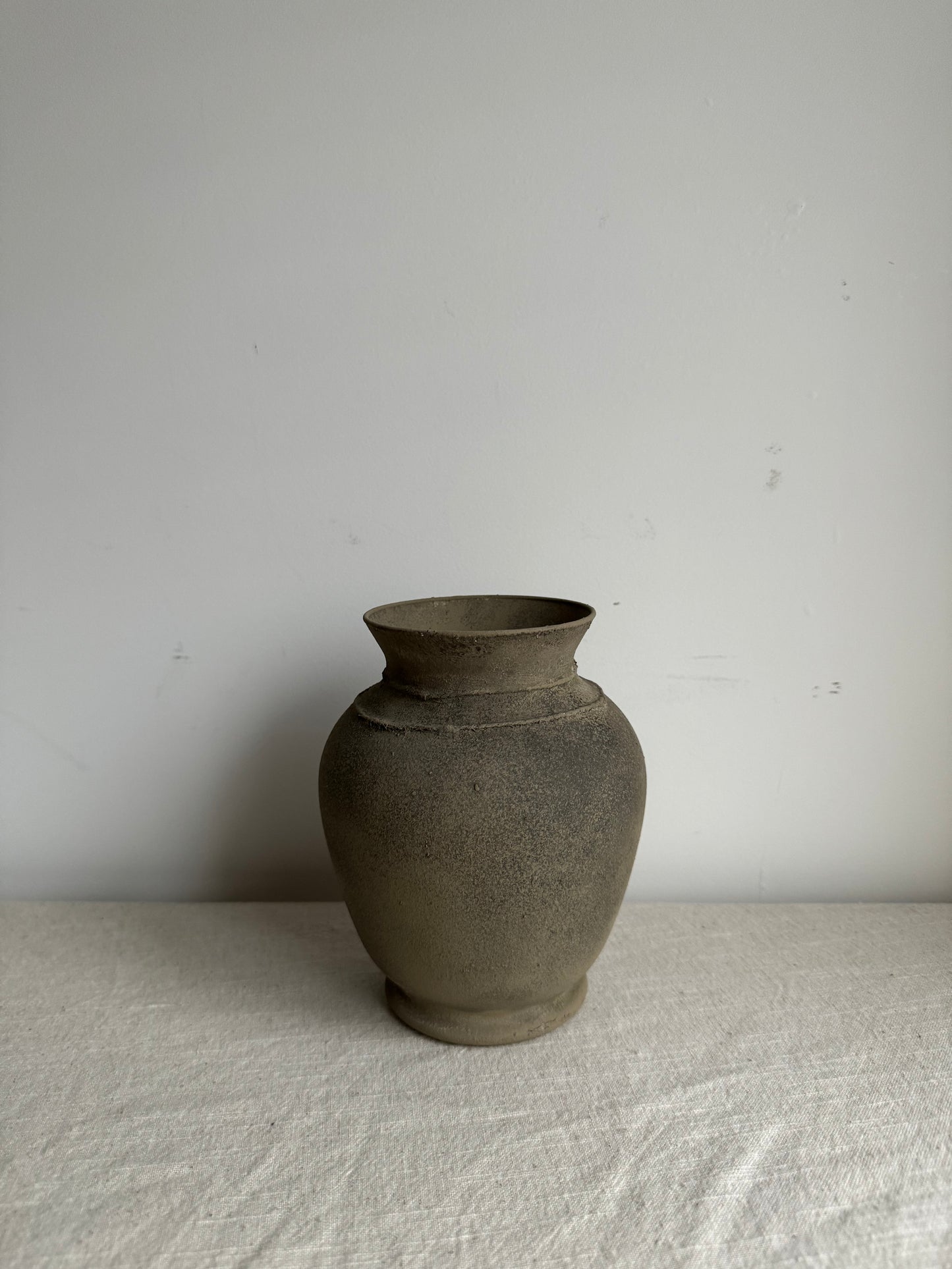 EARTH  |  Earthy brown double line detail rustic vase