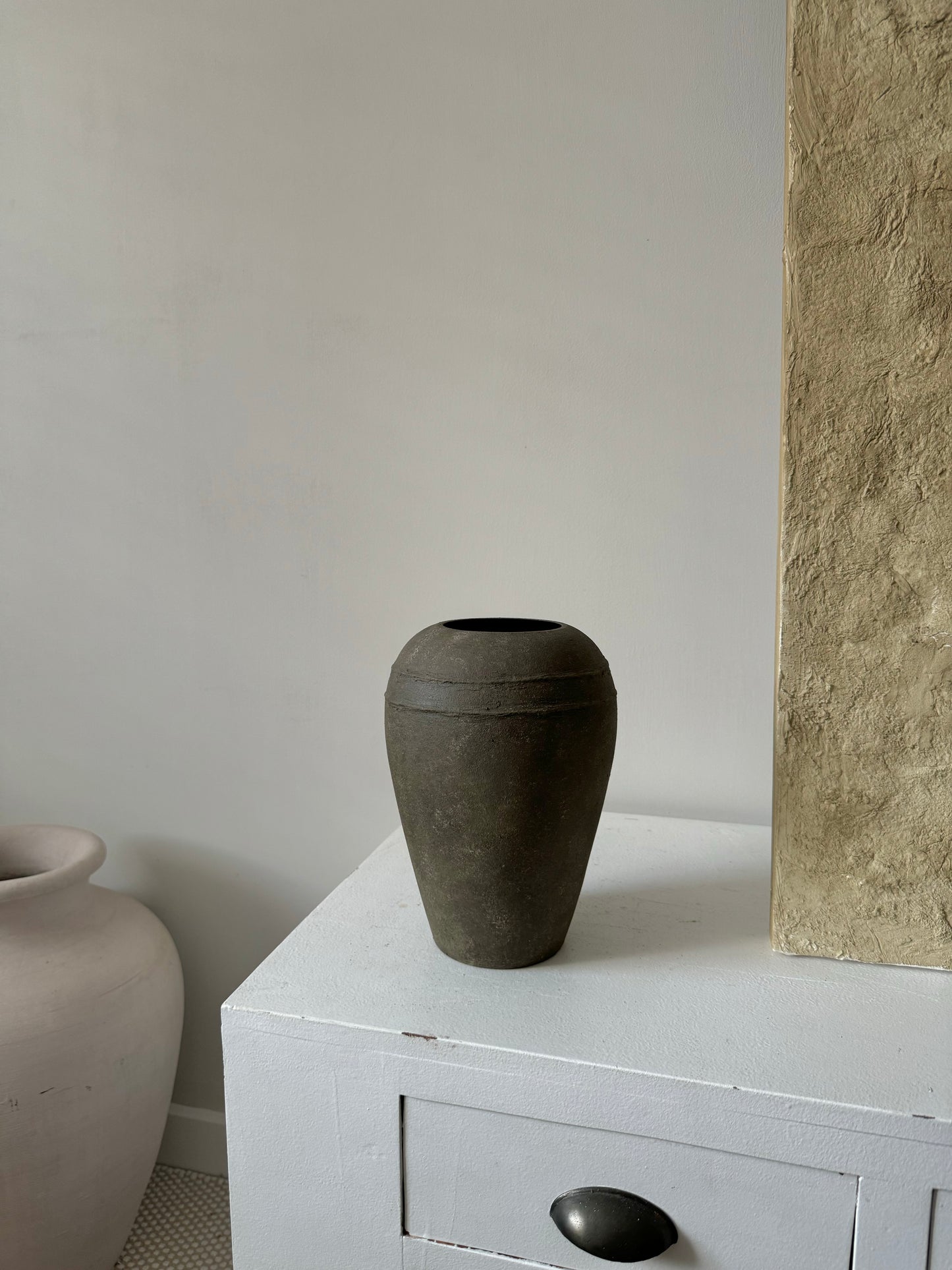 EARTH  |  dark earthy brown double line detail tapered urn