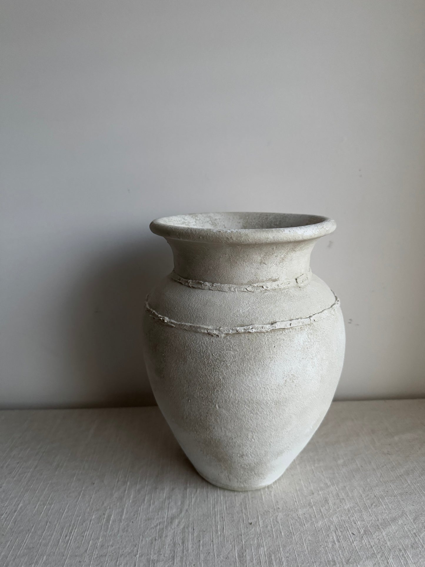 CLOUD  |  off-white/beige stone effect line detail urn