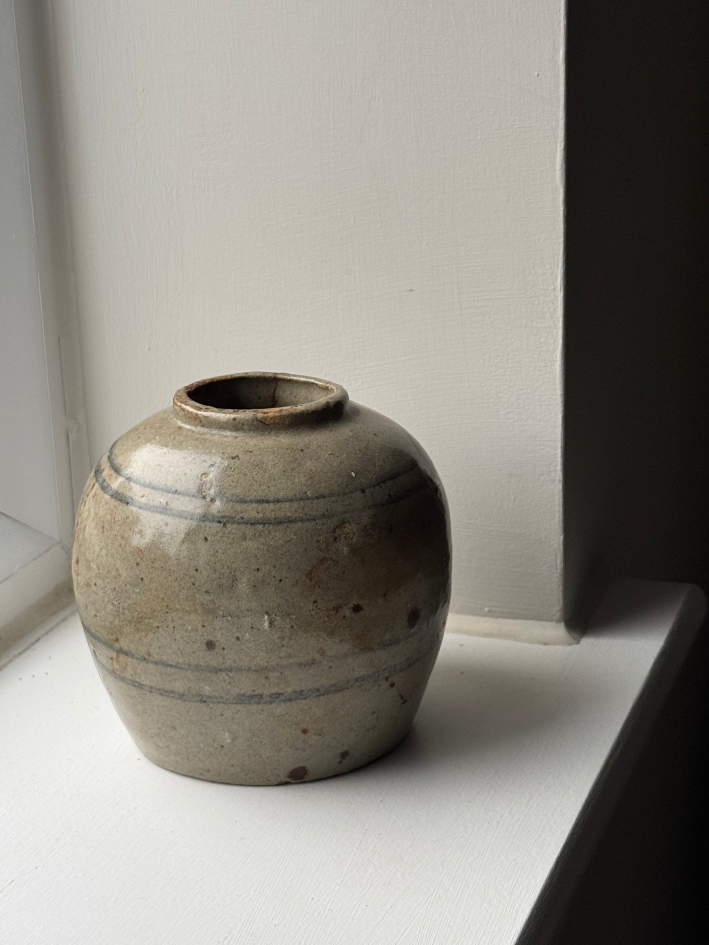 Line Detail Antique Ginger Jar