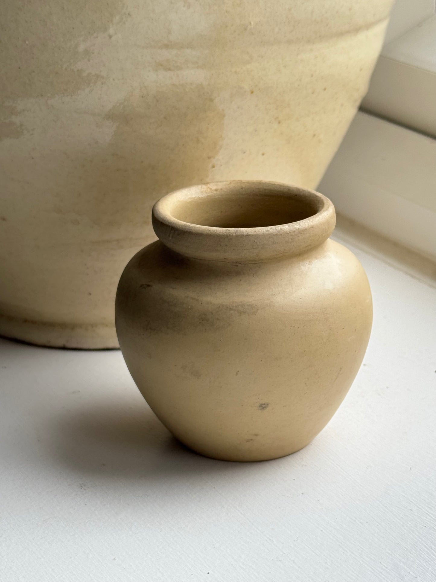 Small Rounded Beige Vintage Pot