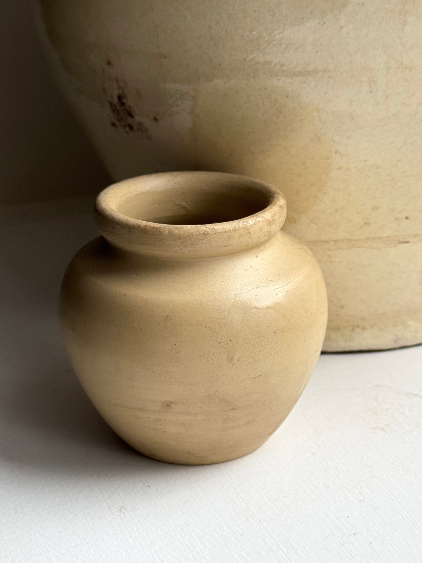Small Rounded Beige Vintage Pot