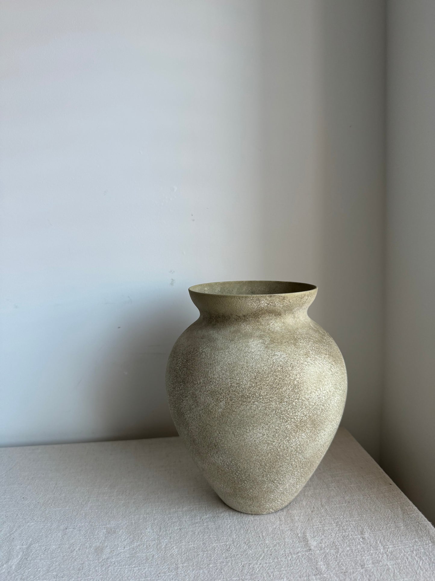 CLOUD  |  warm beige stone effect urn