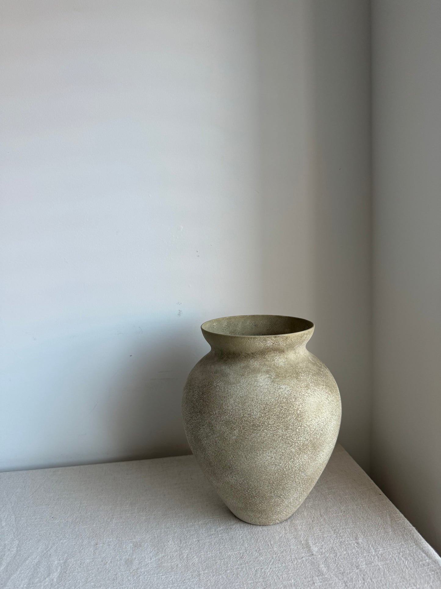 CLOUD  |  warm beige stone effect urn