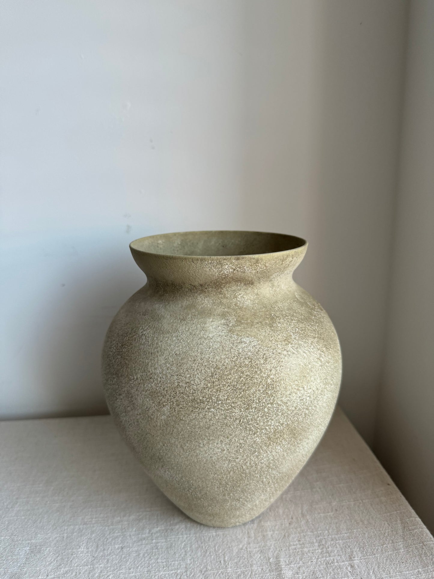 CLOUD  |  warm beige stone effect urn