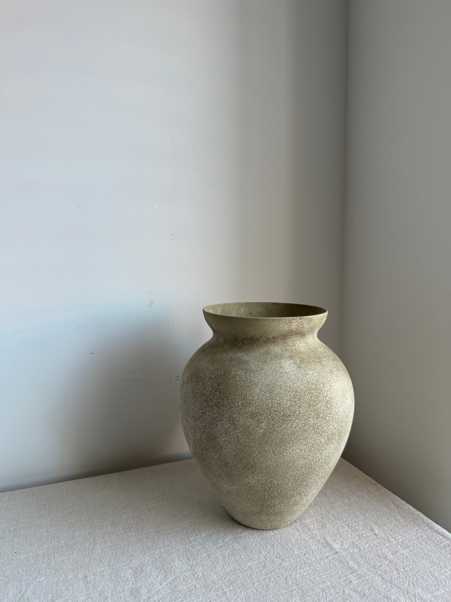 CLOUD  |  warm beige stone effect urn