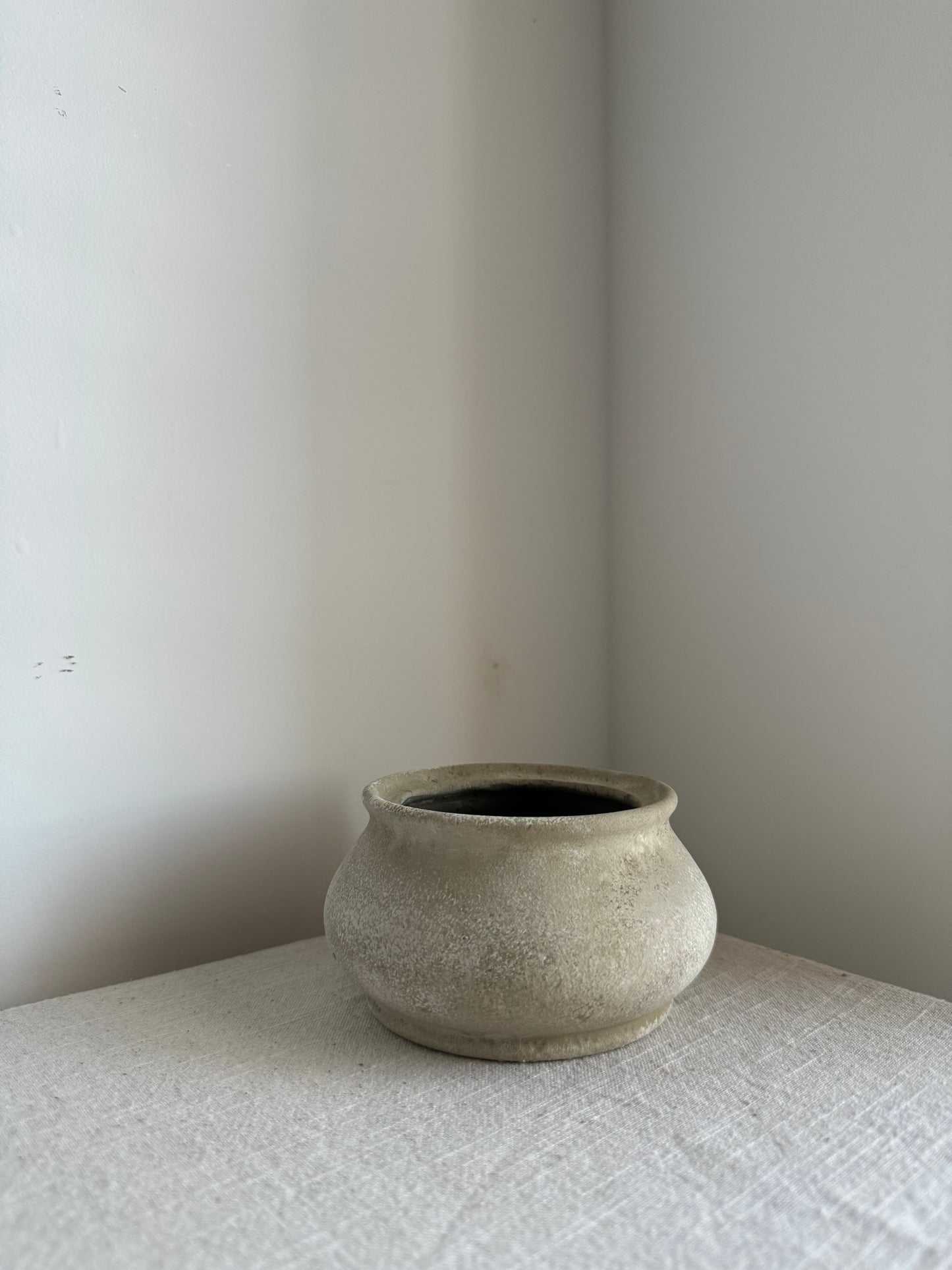 CLOUD  |  low rounded stone beige pot