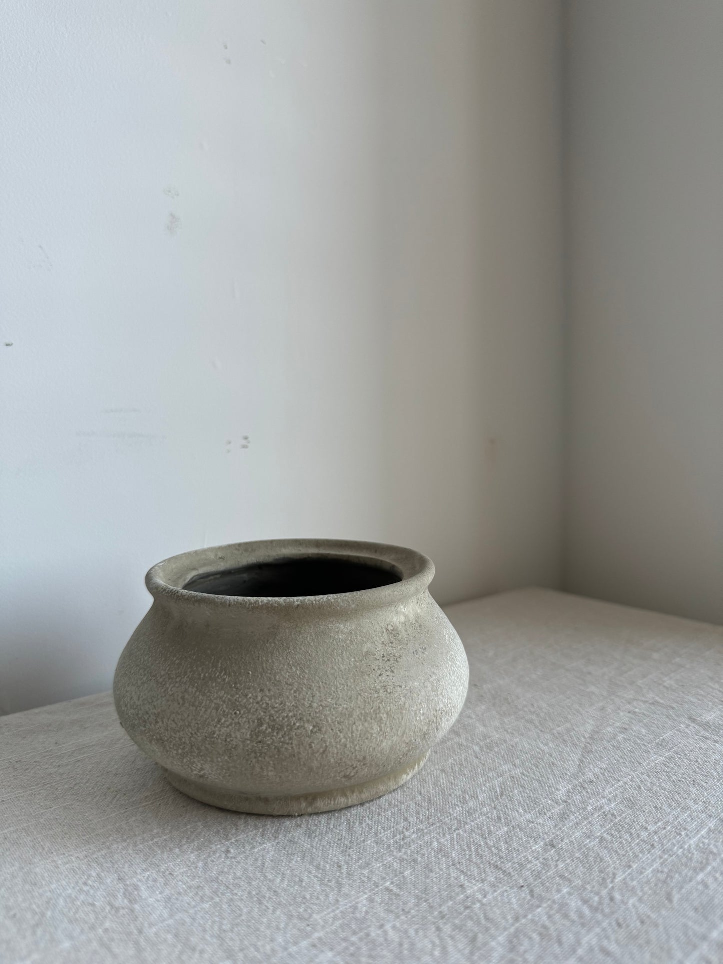 CLOUD  |  low rounded stone beige pot