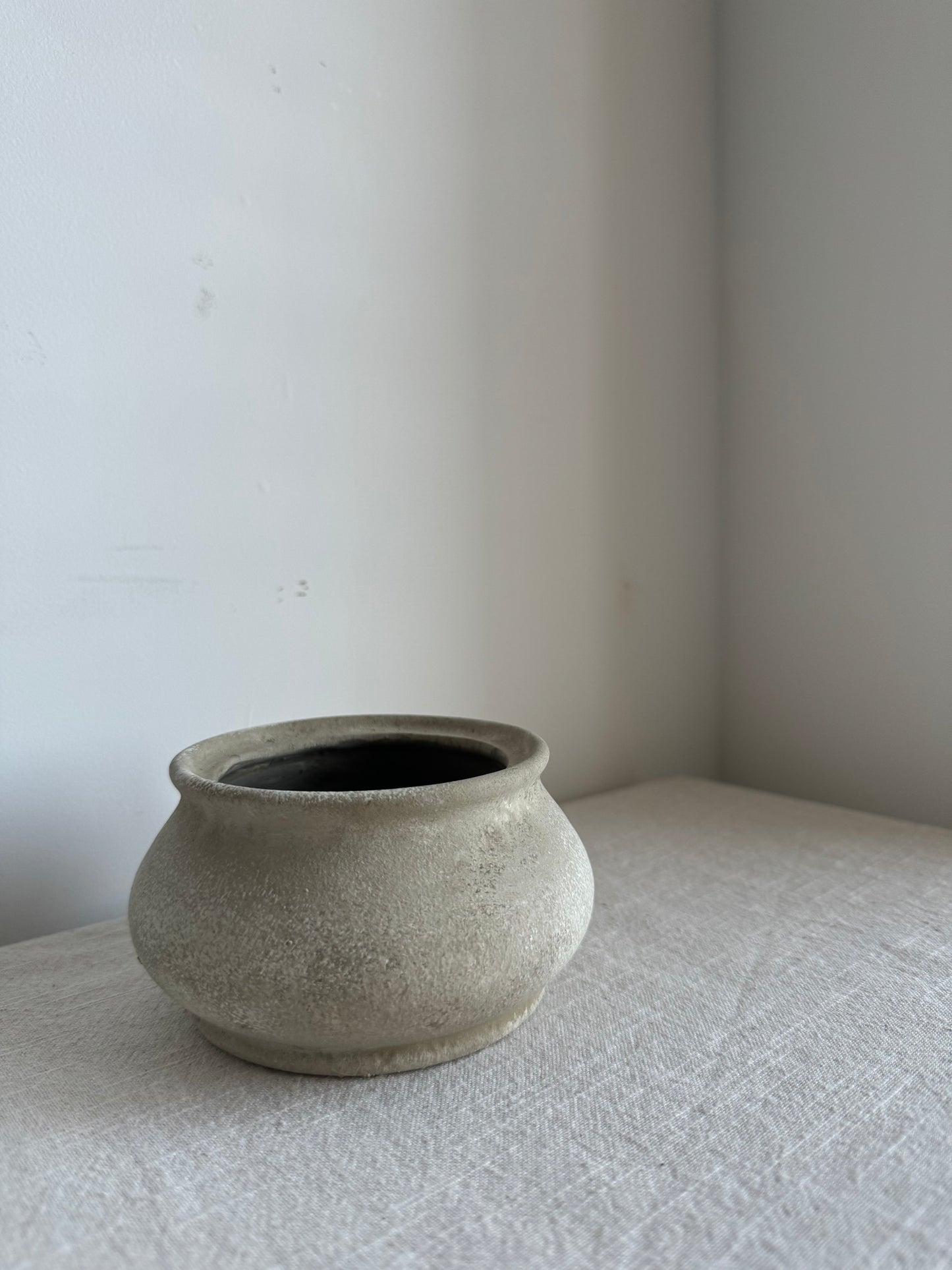 CLOUD  |  low rounded stone beige pot