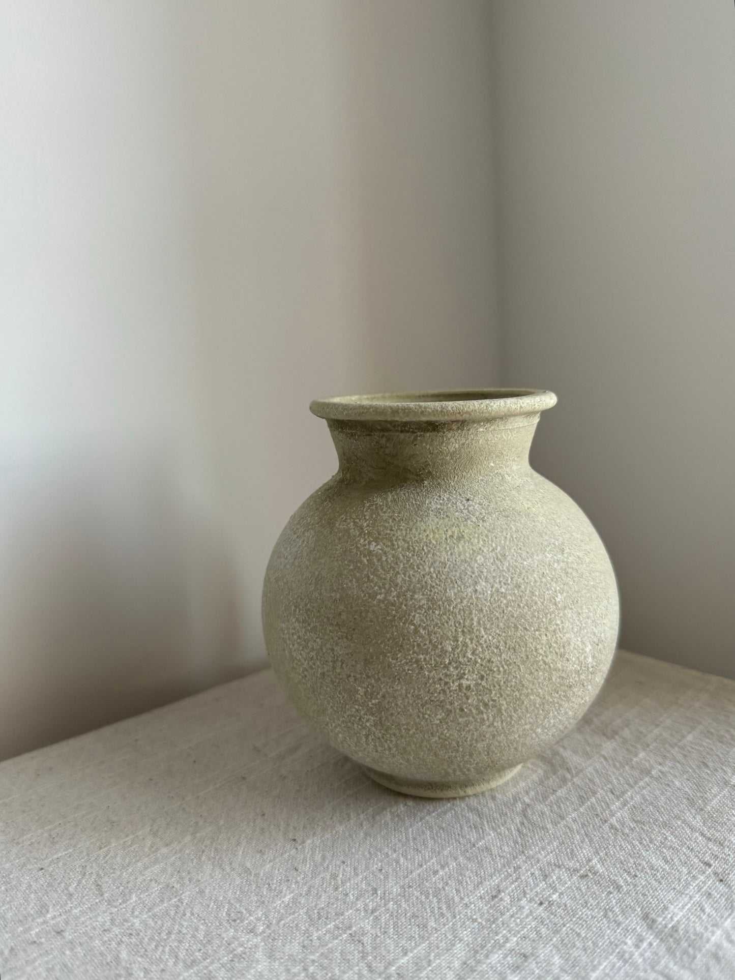 CLOUD  |  small rounded stone effect pot