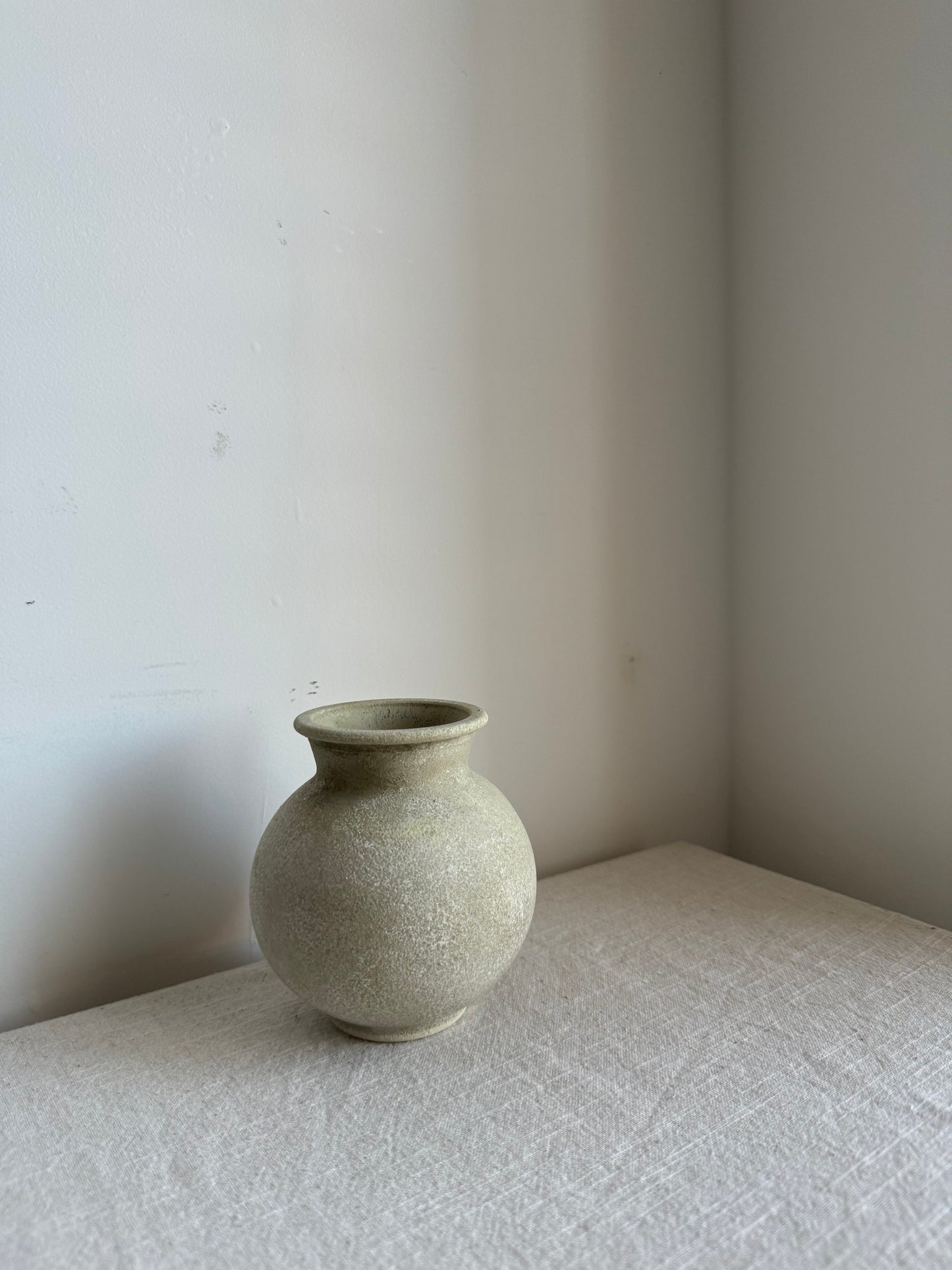 CLOUD  |  small rounded stone effect pot