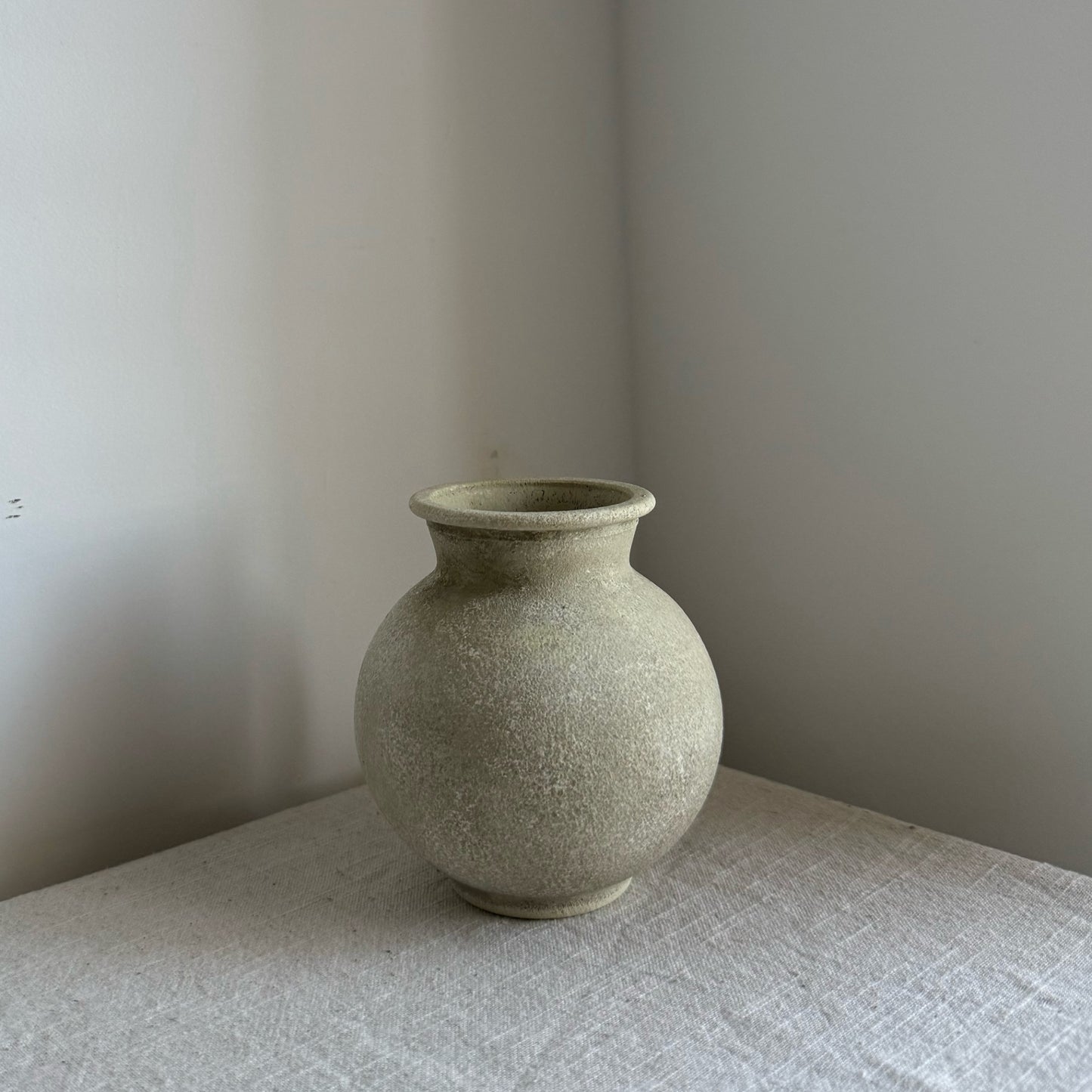 CLOUD  |  small rounded stone effect pot