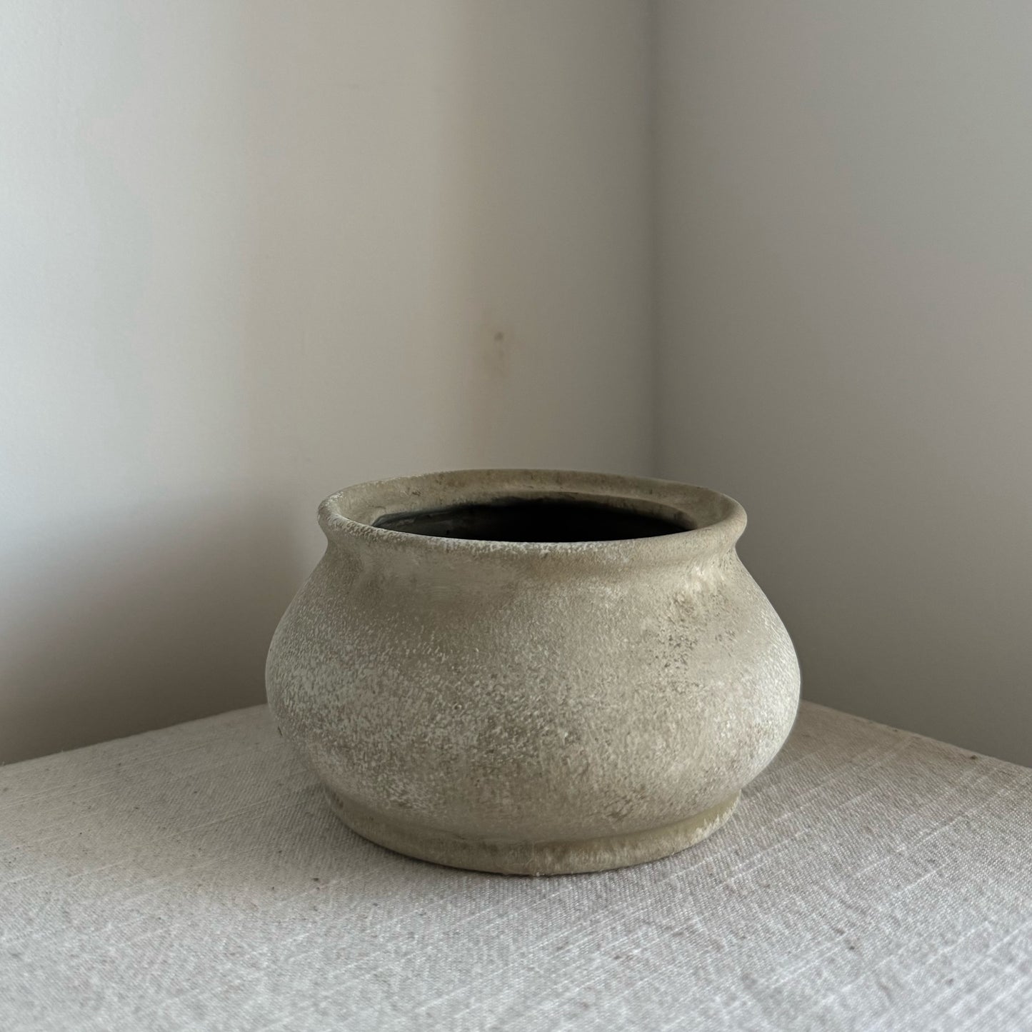 CLOUD  |  low rounded stone beige pot