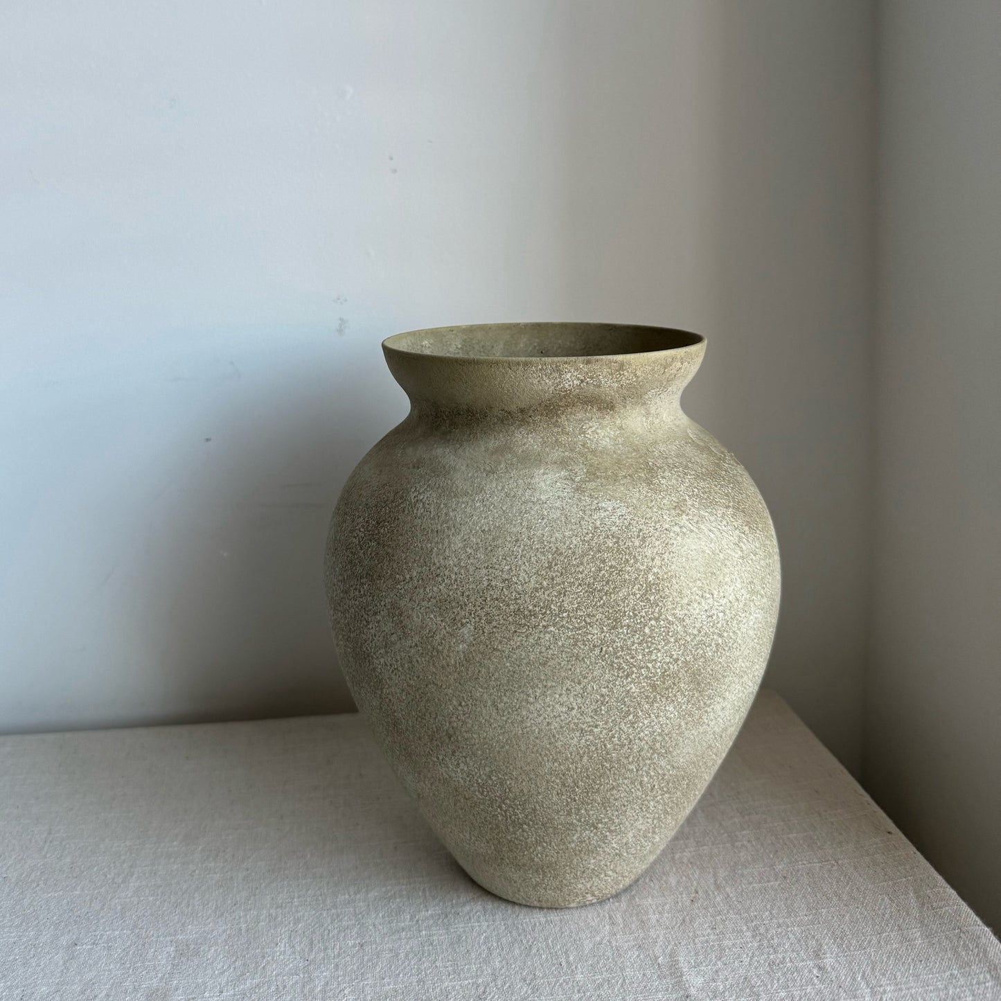 CLOUD  |  warm beige stone effect urn