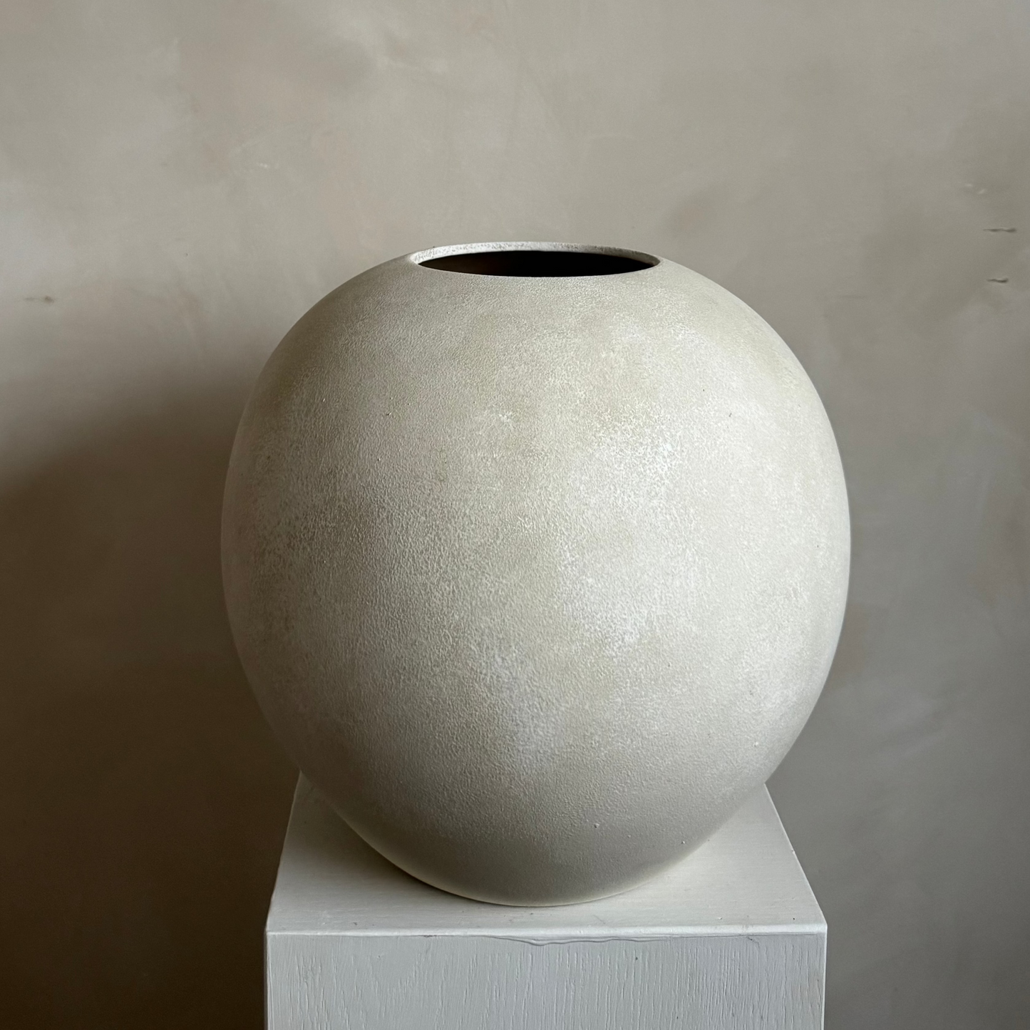 CLOUD  |  large rounded light beige stone effect vase