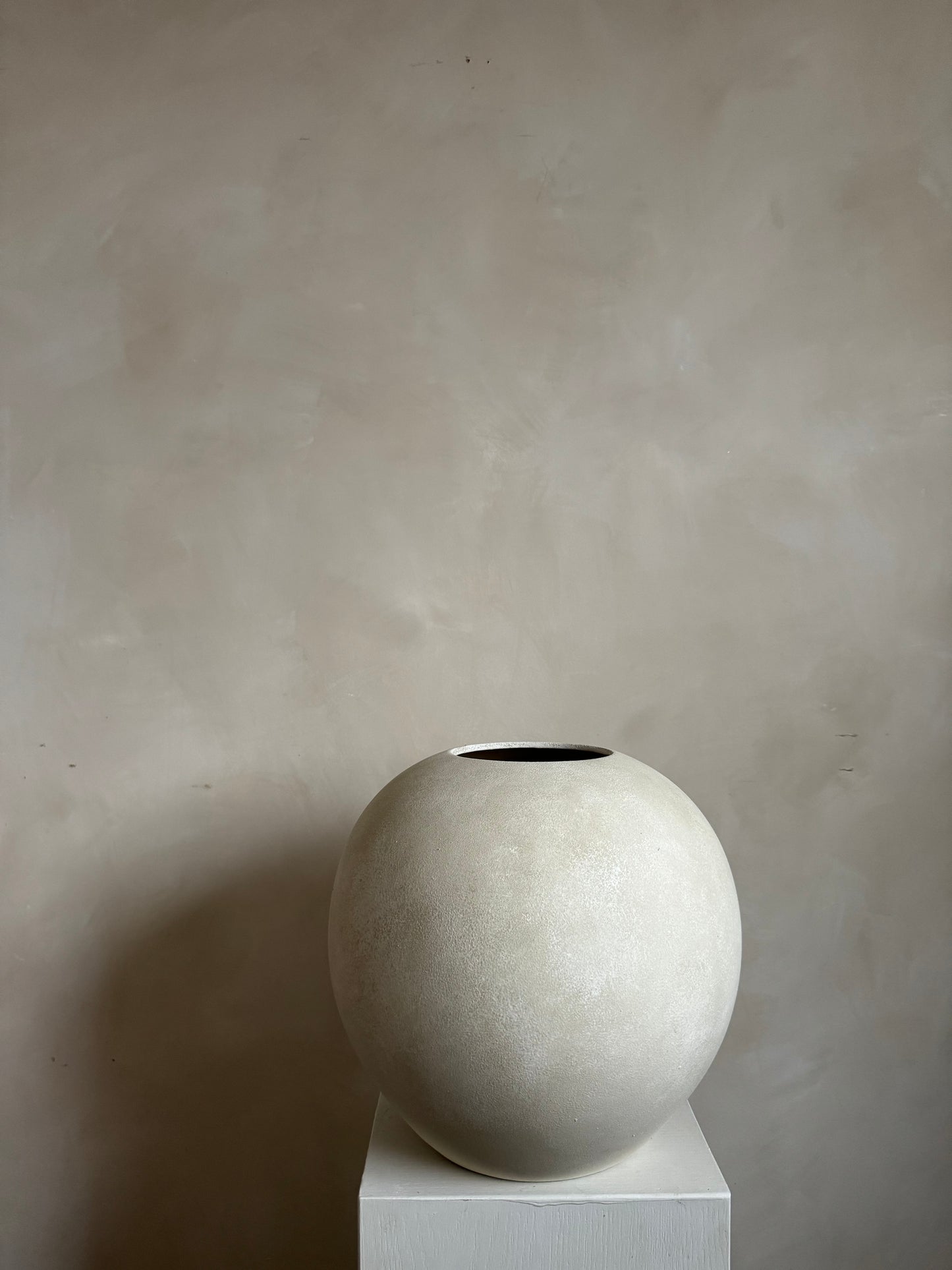 CLOUD  |  large rounded light beige stone effect vase