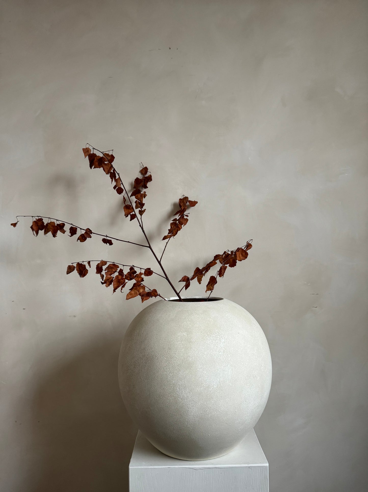 CLOUD  |  large rounded light beige stone effect vase