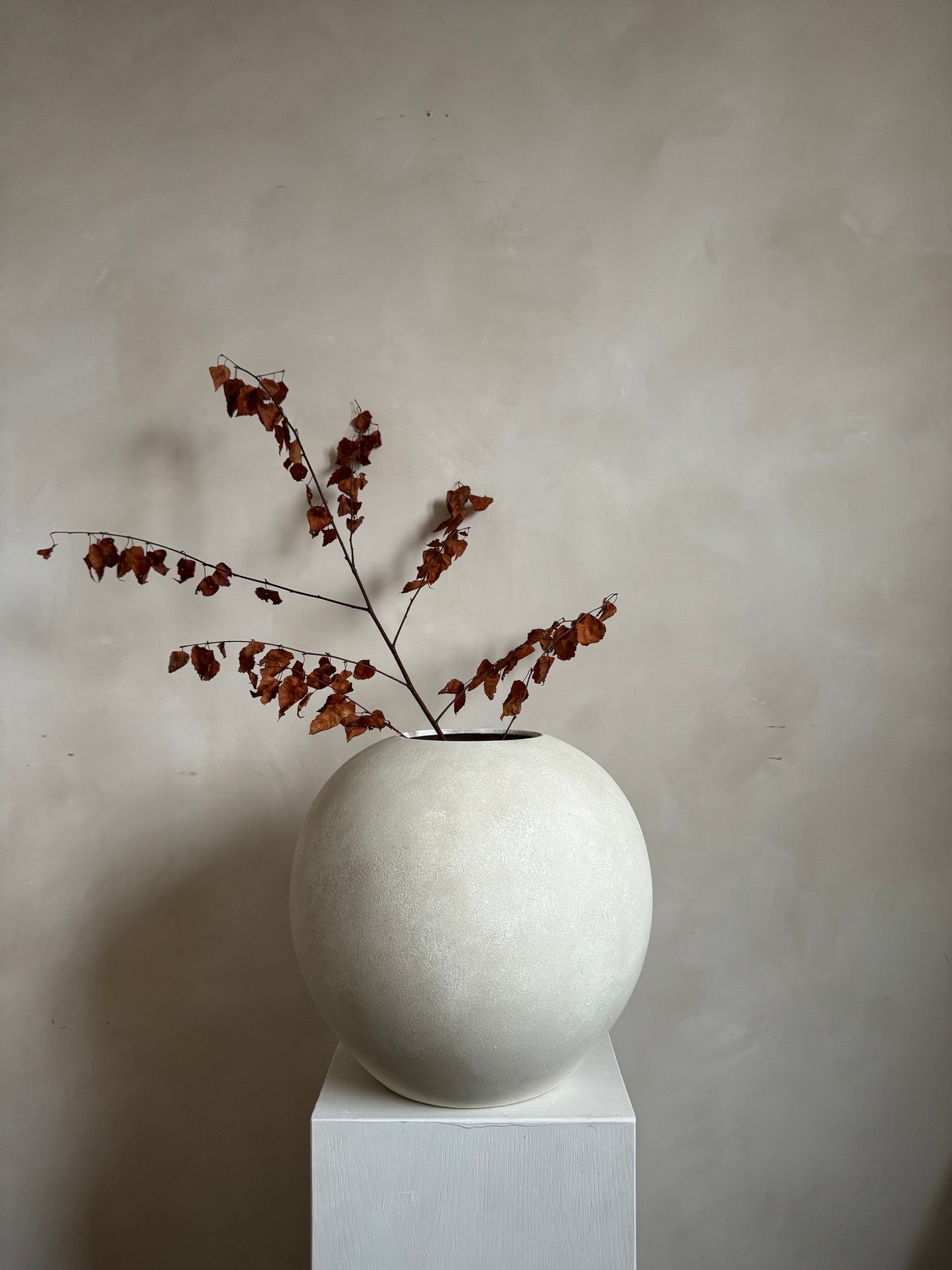 CLOUD  |  large rounded light beige stone effect vase