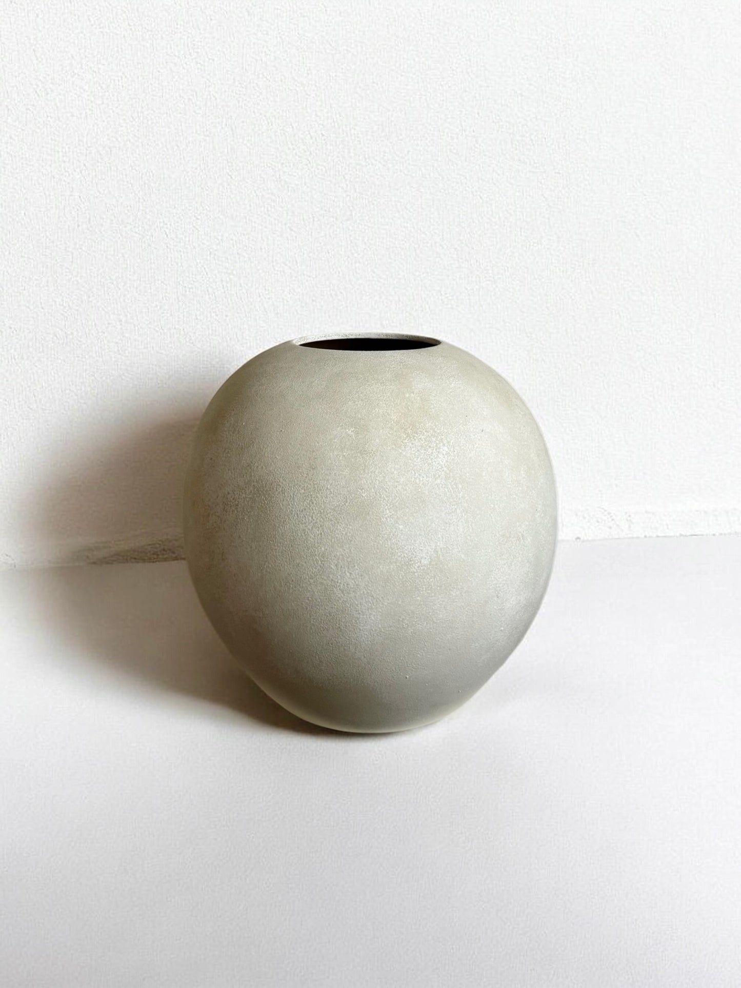 CLOUD  |  large rounded light beige stone effect vase