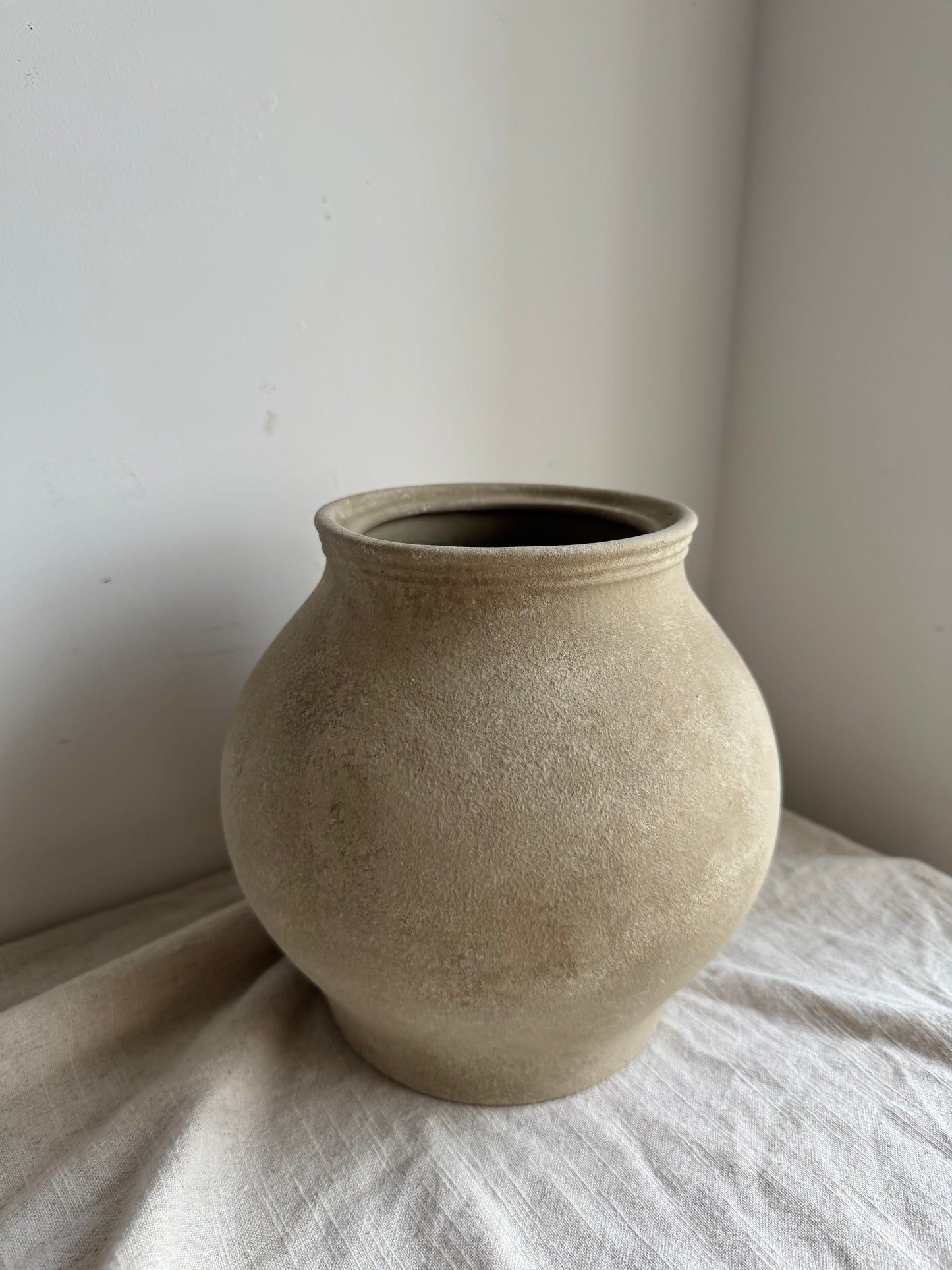 CLOUD  |  light beige stone effect rounded urn vase