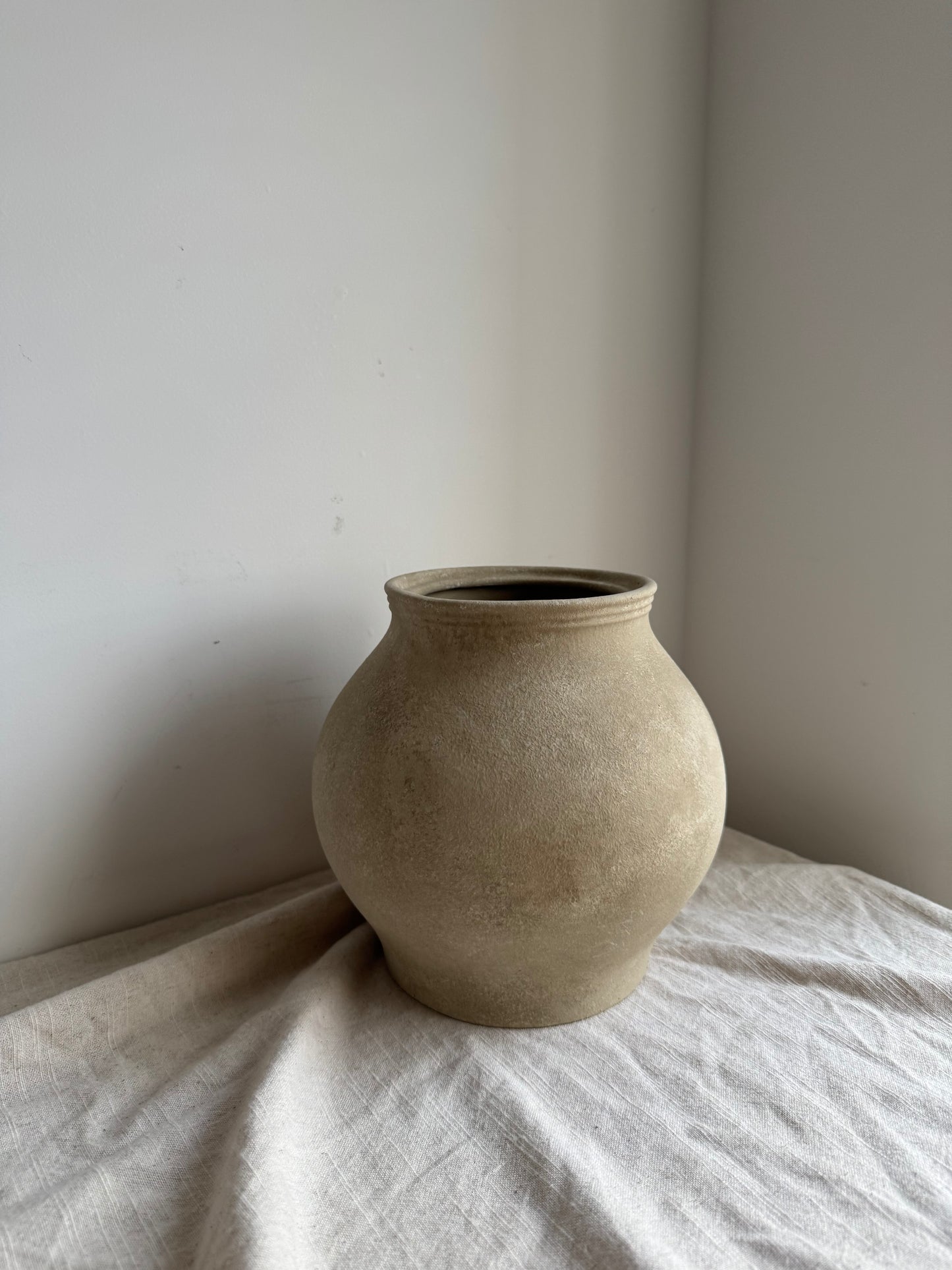 CLOUD  |  light beige stone effect rounded urn vase