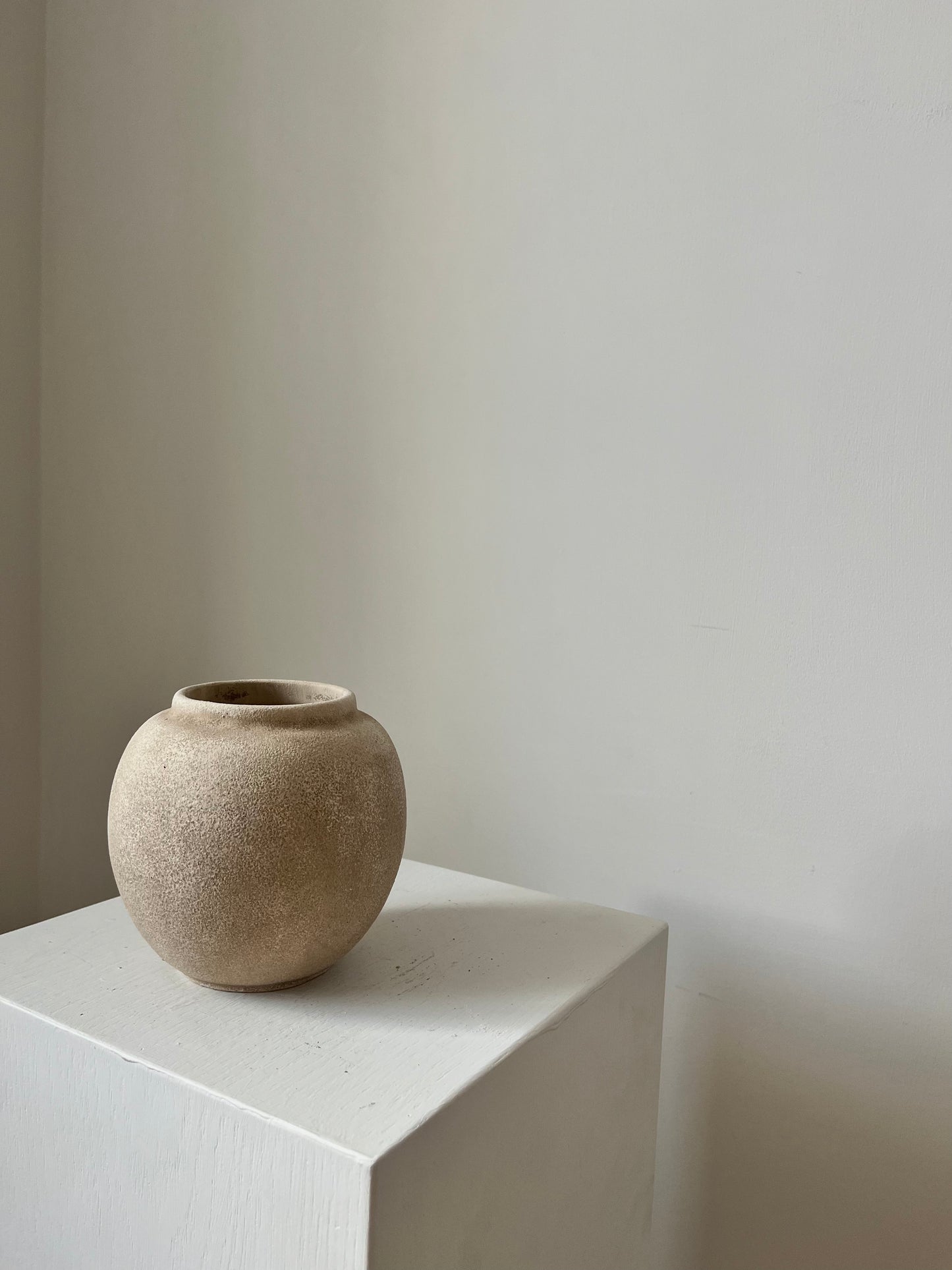 CLOUD  |  warm beige rounded pot