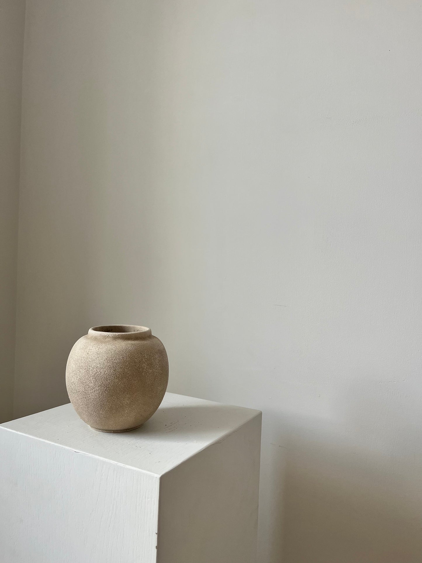 CLOUD  |  warm beige rounded pot